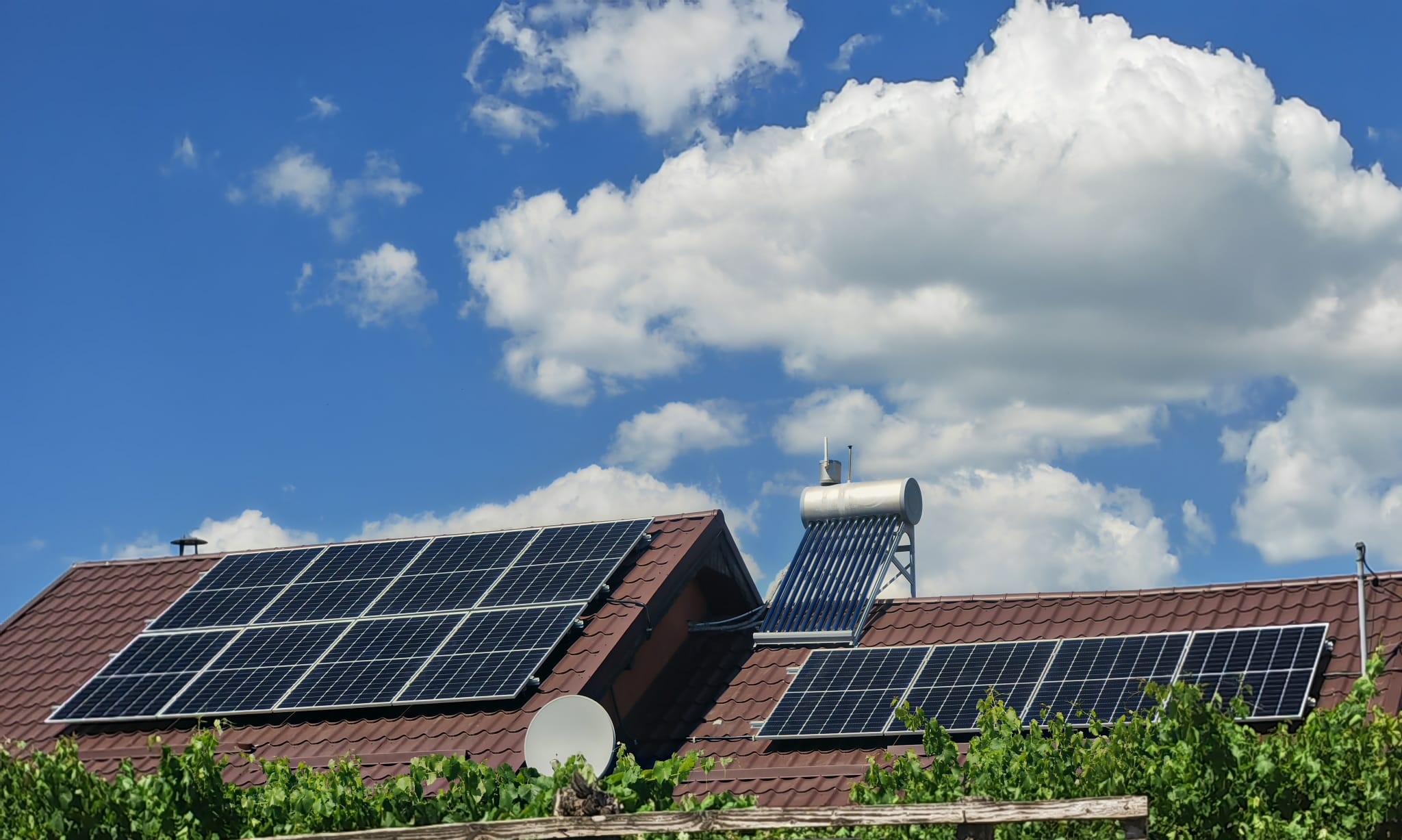 ansamblu panouri fotovoltaice